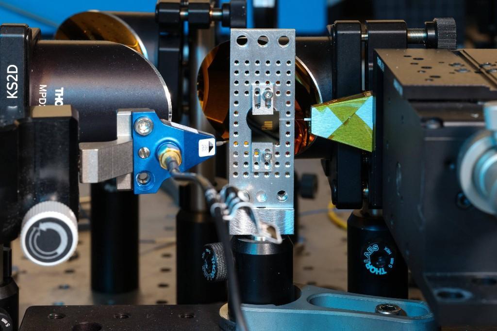 混合芯片实现太赫兹波与光信号双向转换，有望推动超高速通信和计算设备研发